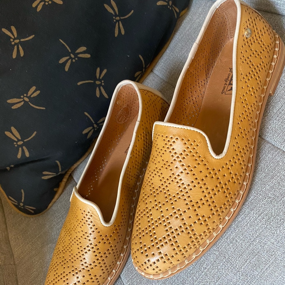 Pikolinos size 37 yellowish/tan off-white stitching